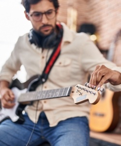 IO Guitar 250x300 v1 IO Guitar 250x300 v1